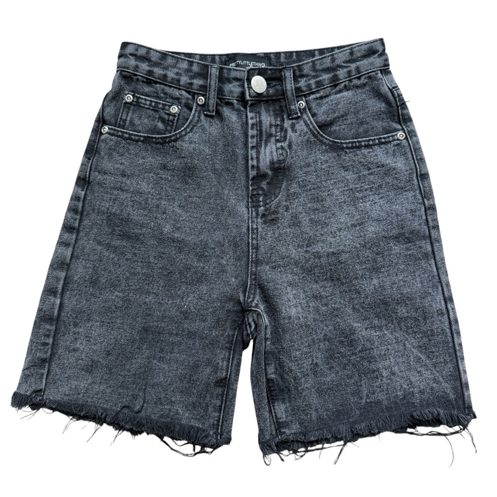 PRETTYLITTLETHING Black Acid Wash Denim Shorts Size 4 High Rise Raw Hem Y2K